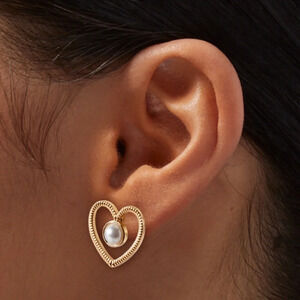 New Pearl of Hearts Stud Earrings